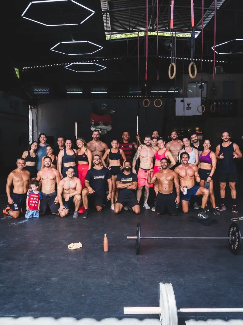 Turma de alunos da Crown reunida depois do treino