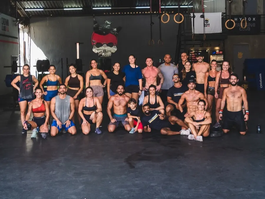 Turma de alunos e coaches da Crown Clube Fla reunida na box