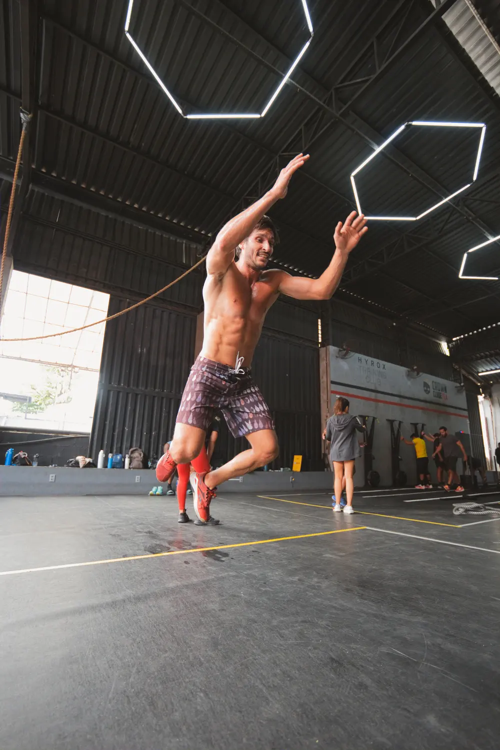 Aluno arremessando a wall ball no simulado HYROX da Crown